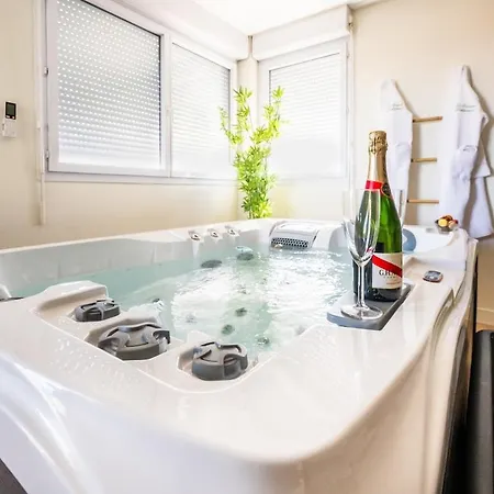 Апартаменты Le Cocon Balinais Jacuzzi, Sauna, Piscine Cugnaux