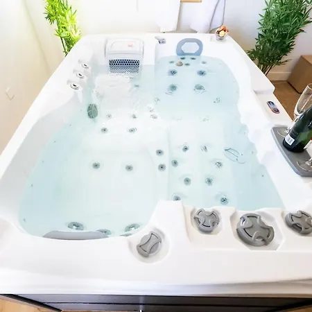 Апартаменты Le Cocon Balinais Jacuzzi, Sauna, Piscine *