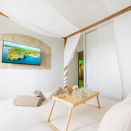 Апартаменты Le Cocon Balinais Jacuzzi, Sauna, Piscine
